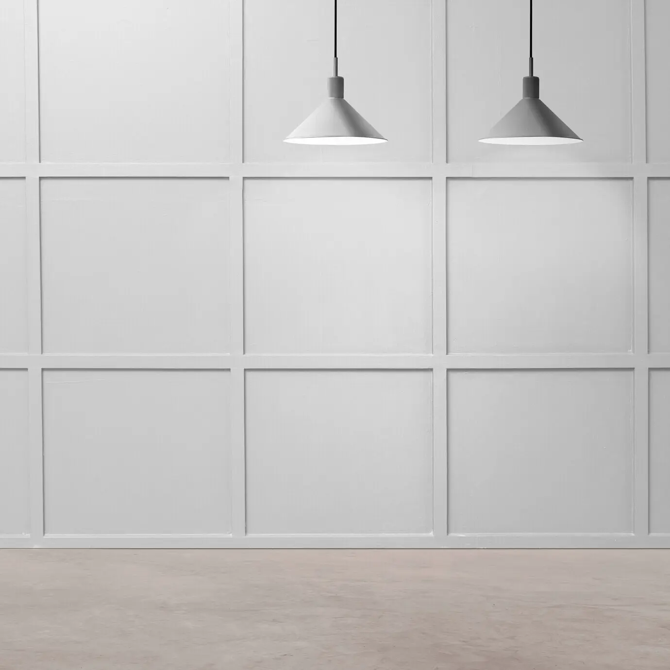 Innendesign eines leeren, modernen Luxuszimmers mit Deckenlampen.